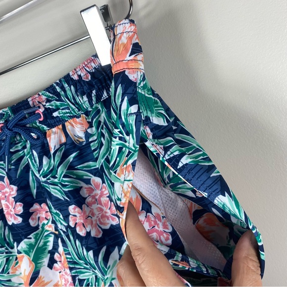Vineyard Vines Swim Trunks Size Small - Picture 8 of 15